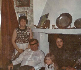 Mamma, pappa, Pernille og jeg forand peisen i Pilestredet