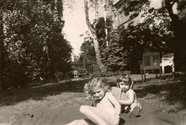 Marit og jeg i haven i 1953