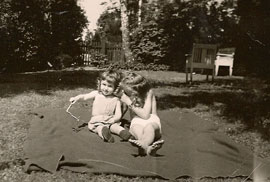 Jeg og Marit i haven juni 1953