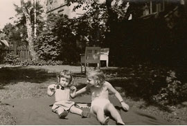 Jeg og Marit i haven juni 1953
