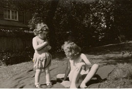 Marit og jeg i haven i 1953