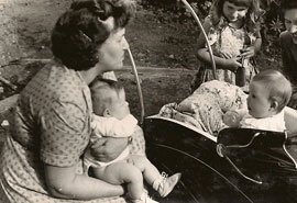 Mamma med Tulla på fanget, Chris i vognen og bak, meg og TanteJulie. I 1954