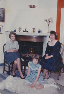 Marit, jeg og mamma forand peisen i stuen