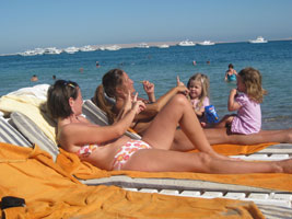 På stranden holdt jentene seg i nærheten av oss hele dagen