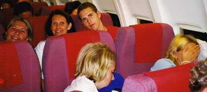 Tulla, Kari og Alex bak Elisabeth og Heidi på flyet