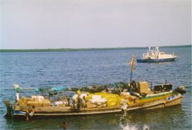Alle varer som skulle til Lamu ble båret i land fra små båter. Det var for grunnt til at store båter kunne legge til her
