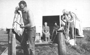 Stein og Roar lager "bukk", Tantemaia og Ingeborg i bakgrunnen