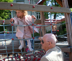 Nora og Kåre i klatrestativet på Boltløkken skole